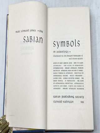 THE SABIAN SYMBOLS IN ASTROLOGY (ILLUSTRATED BY ONE-THOUSAND HOROSCOPES OF WELL-KNOWN PEOPLE)