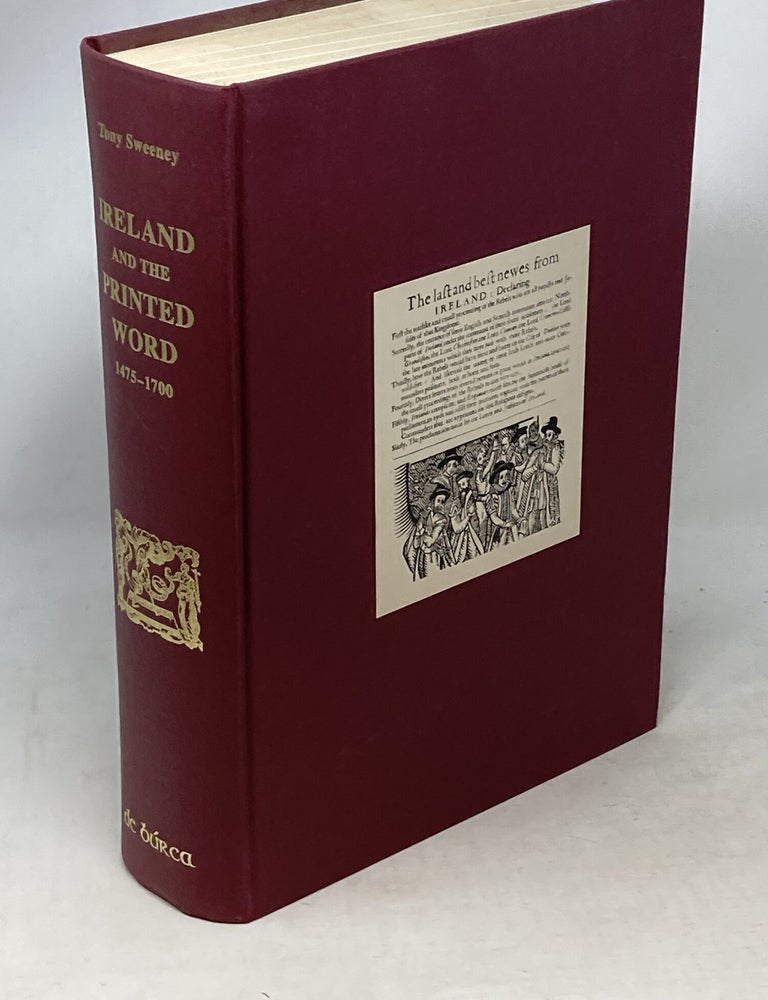 Item #100712 IRELAND AND THE PRINTED WORD : A SHORT DESCRIPTIVE CATALOGUE OF EARLY BOOKS, PAMPHLETS, NEWSLETTERS AND BROADSIDES RELATING TO IRELAND. PRINTED: 1475-1700 (SIGNED). Tony Sweeney.